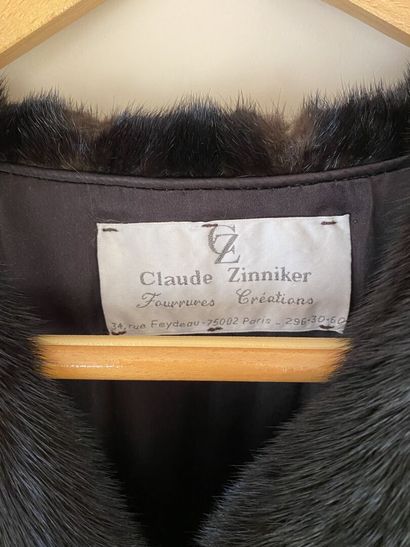 null Claude ZINNIKER

Manteau long en vison brun à deux poches. 

Long. 110 cm