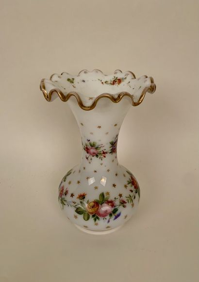 null Vase à col corolle en opaline blanche à décor de fleurs polychromes, le bord...