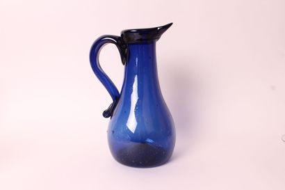 null Pichet en verre soufflé bleu.

Normandie, XVIIIe siècle

Haut. : 21,5 cm