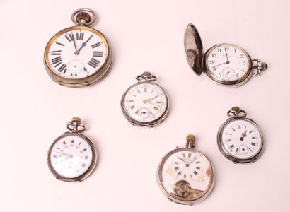 null Ensemble comprenant cinq montres de poche en argent à décor gravé et une montre...
