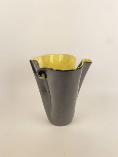 null ELCHINGER 

Vase en céramique émaillée jaune et noire, le col mouvementé. Signé...
