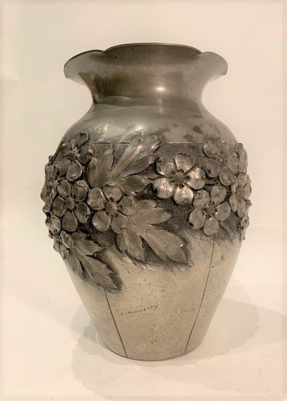 null L. HOUZEAUX

Vase de forme balustre en étain à décor floral repoussé et ciselé....