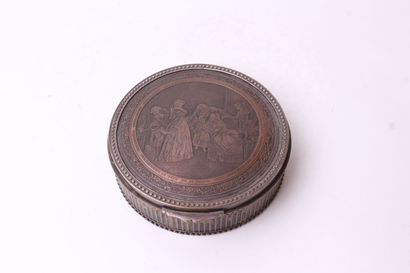 null BOITE en métal argenté, le couvercle orné d'une plaque de cuivre gravé représentant...