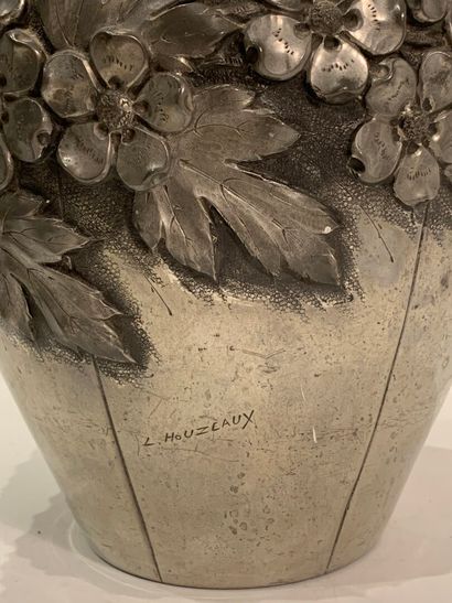 null L. HOUZEAUX

Vase de forme balustre en étain à décor floral repoussé et ciselé....