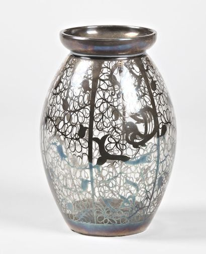 null TRAVAIL CONTEMPORAIN

Vase de forme balustre en verre translucide à décor de...