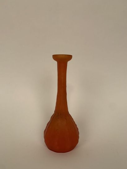 null Vase en pâte de verre orange à décor de coloquinte

Angleterre, début du XIXe...