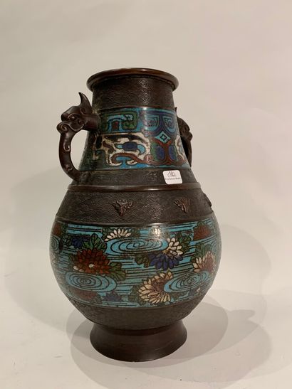 null CHINE - XIXe siècle

Vase balustre en bronze cloisonné à décor polychrome de...