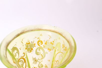 null DEUX VERRES de forme cornet en verre jaune à décor à décor émaillé blanc et...