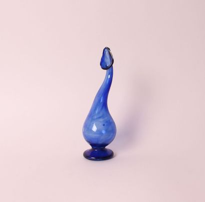 null Kuttrolff en verre soufflé bleu.

Perse, XIXe siècle

Haut. : 19 cm

(Légères...