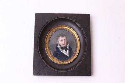 null École française du XIXe siècle 

Portrait d'élégant au foulard noir 

Miniature...