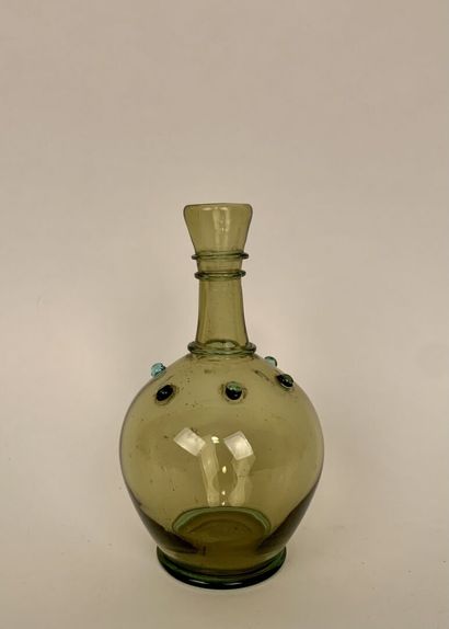 null Petit vase en verre teinté vert à décor de boutons et filets bleus

XIXe siècle

H....