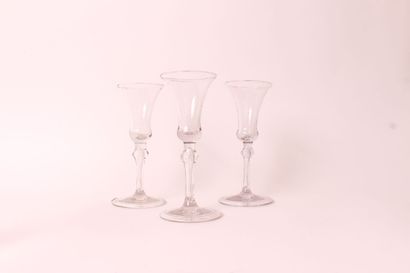 null Trois verres de forme tulipe en verre soufflé incolore, la jambe de forme balustre.

France,...