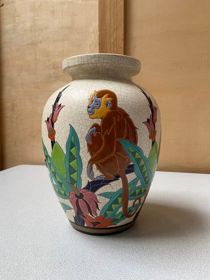 null ORCHIES - XXème siècle 

Vase en faïence craquelé à décor polychrome d'un singe...
