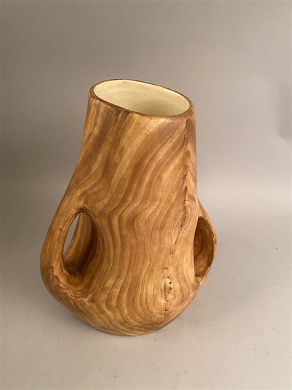null VALLAURIS 

Vase à deux anses en céramique à décor émaillée à l'imitation du...