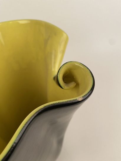 null ELCHINGER 

Vase en céramique émaillée jaune et noire, le col mouvementé. Signé...