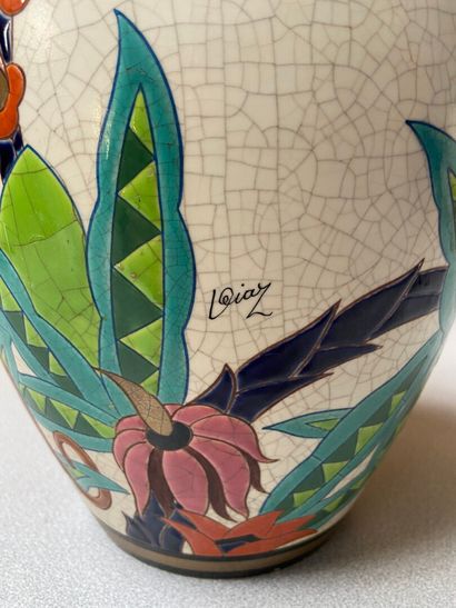 null ORCHIES - XXème siècle 

Vase en faïence craquelé à décor polychrome d'un singe...
