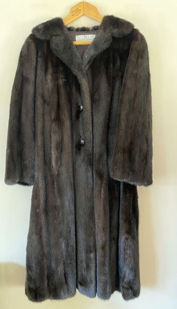 null Claude ZINNIKER

Manteau long en vison brun à deux poches. 

Long. 110 cm