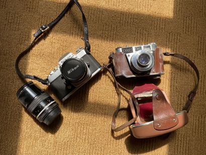 null DEUX APPAREILS PHOTO dans leur étui : Nikon EL7803247 et Kodak Retina 

(Etat...