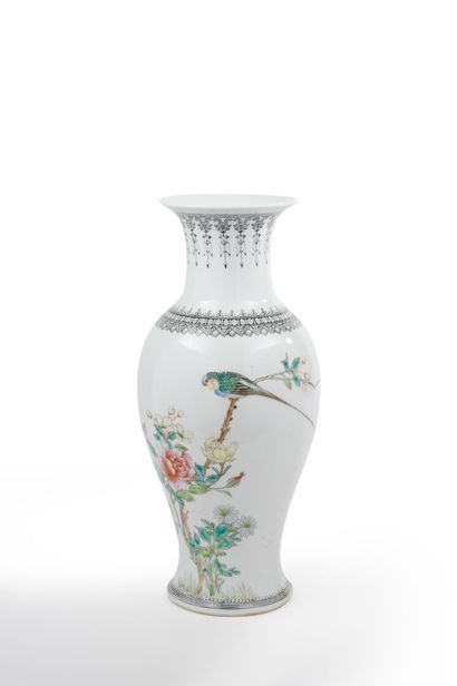 null CHINE

Vase balustre en porcelaine à décor polychrome d'une perruche branchée....
