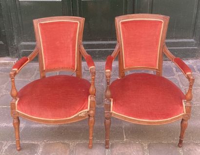 null PAIRE DE FAUTEUILS à dossier cintré en acajou et placage d'acajou à décor sculpté...