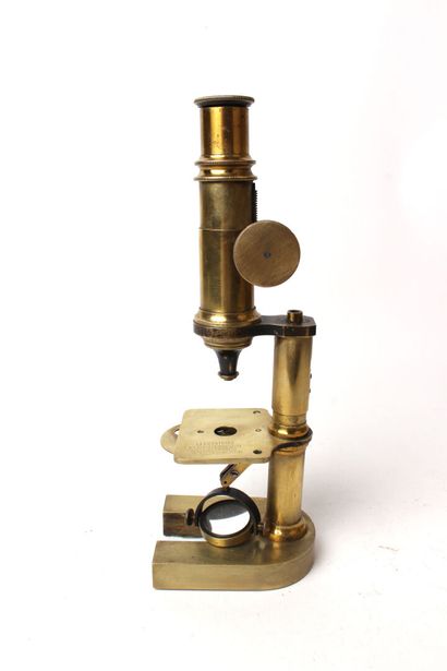 null A. PICART, PARIS

Microscope en laiton doré.

Haut. : 28 cm