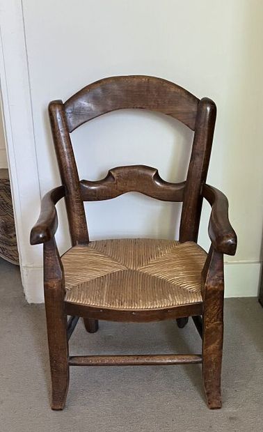null Chaise d'enfants en bois mouluré et assise paillée. 

haut. : 54 cm