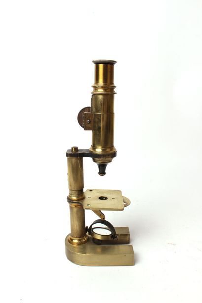 null A. PICART, PARIS

Microscope en laiton doré.

Haut. : 28 cm