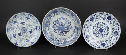 null CHINE

Trois coupes en porcelaine à décor en bleu sous couverte de lotus, tiges...