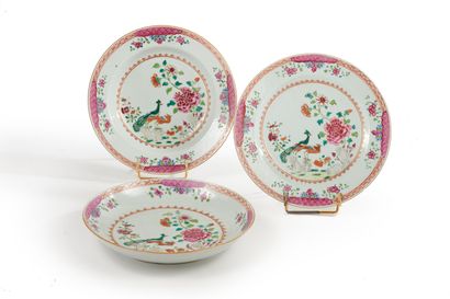null CHINE : 

Paire d'assiettes en porcelaine à décor en émaux de la famille rose...