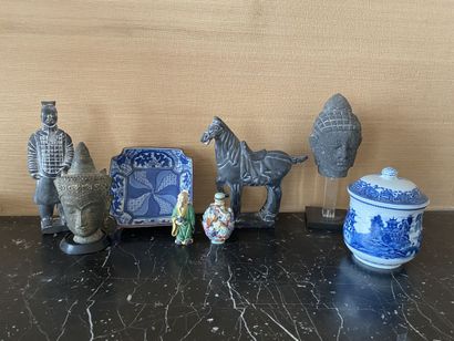 null PETIT LOT d'objets chinois comprenant un sucrier en porcelaine à décor en camaïeu...