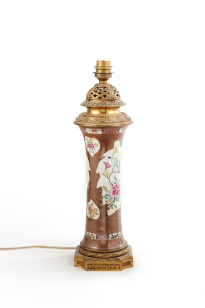 null CHINE : Vase en porcelaine à décor en émaux de la famille rose de fleurs sur...