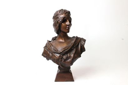 null Emmanuel VILLANIS (1858-1914)

La Sybille

Buste en bronze à patine médaille...