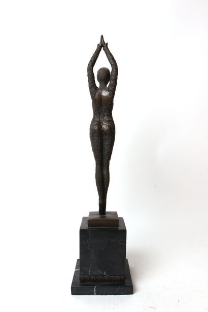 null D'après Demeter CHIPARUS (1886-1947) 

Danseuse

Épreuve en bronze à patine...