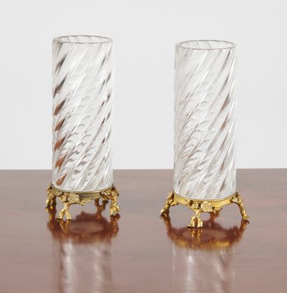 null Paire de vases en cristal de Baccarat à décor de cannelures en spirale, reposant...