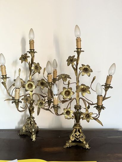 null Paire de candélabres en métal doré à cinq bras de lumières à décor de fleurs....