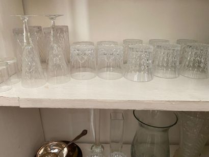 null TROIS PARTIES DE SERVICE de verres en cristal. 

On y joint carafes et vase...