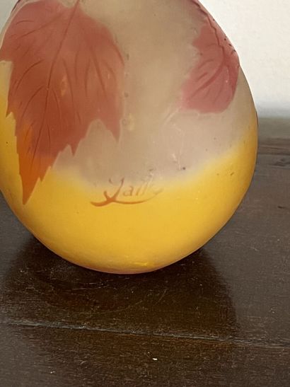 null Établissements GALLE 

Vase en verre multicouche à décor jaune orangé de raisins...