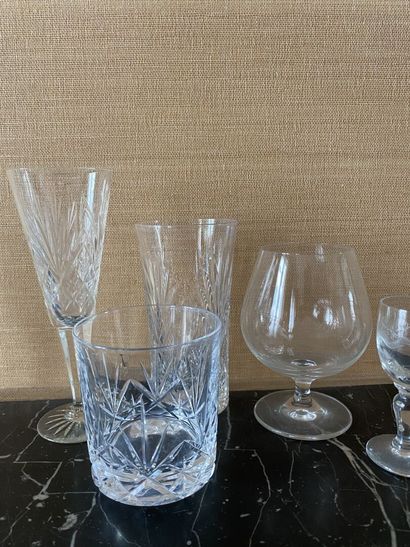 null TROIS PARTIES DE SERVICE de verres en cristal. 

On y joint carafes et vase...