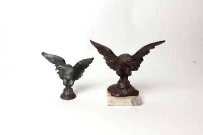 null ENSEMBLE comprenant deux statuettes en composition représentant deux aigles...