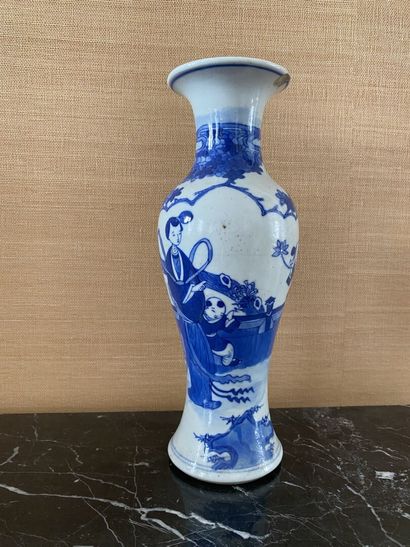 null CHINE

Vase en porcelaine à décor en camaïeu bleu d'élégante et enfants. 

XIXe...