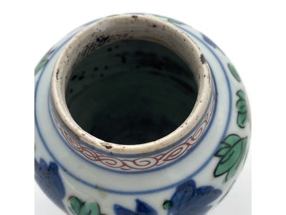 null CHINE 

Petit vase en porcelaine à décor des émaux wucai de dragons et végétations....