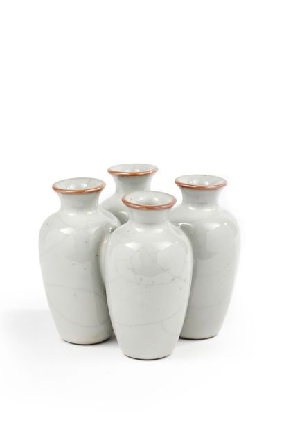 null CHINE, XXe siècle 

Groupe de quatre vases accolés en céramique émaillée céladon...