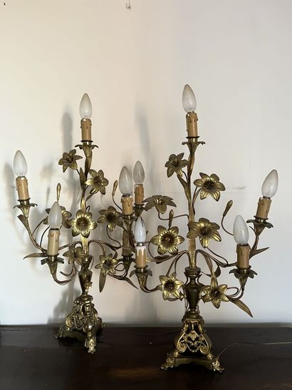null Paire de candélabres en métal doré à cinq bras de lumières à décor de fleurs....