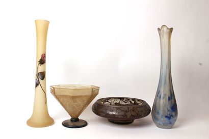 null ENSEMBLE de deux vases et deux coupes en verre polychrome comprenant un vase...