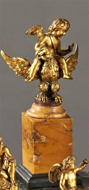 null PETIT SUJET en bronze doré représentant un petit amour, chevauchant un aigle...