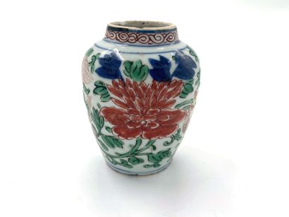 null CHINE 

Petit vase en porcelaine à décor des émaux wucai de dragons et végétations....