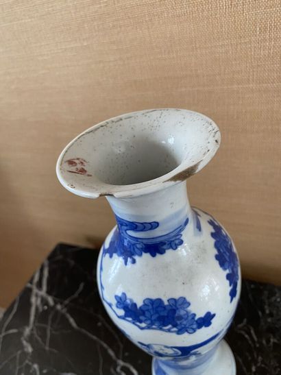 null CHINE

Vase en porcelaine à décor en camaïeu bleu d'élégante et enfants. 

XIXe...