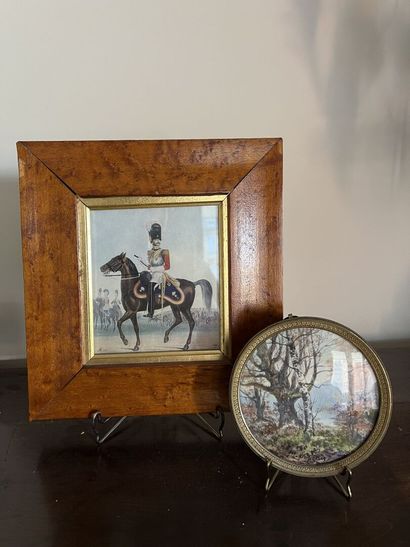 null Deux miniatures comprenant

- Militaire à cheval

11,5 x 10 cm 

-Sous-bois....