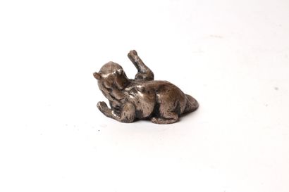 null Silver STATUETTE 925 thousandth representing a cat playing.

20th century 

Length...