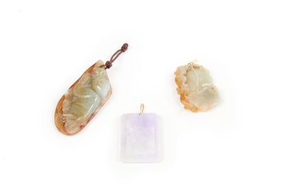 null CHINA

Three pendants in jade and hard stone. 

Length: 4,5 cm, 5 cm and 7,5...